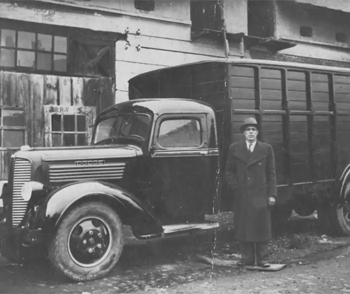 Camionul atelierului Toderaș, fotografie de arhivă