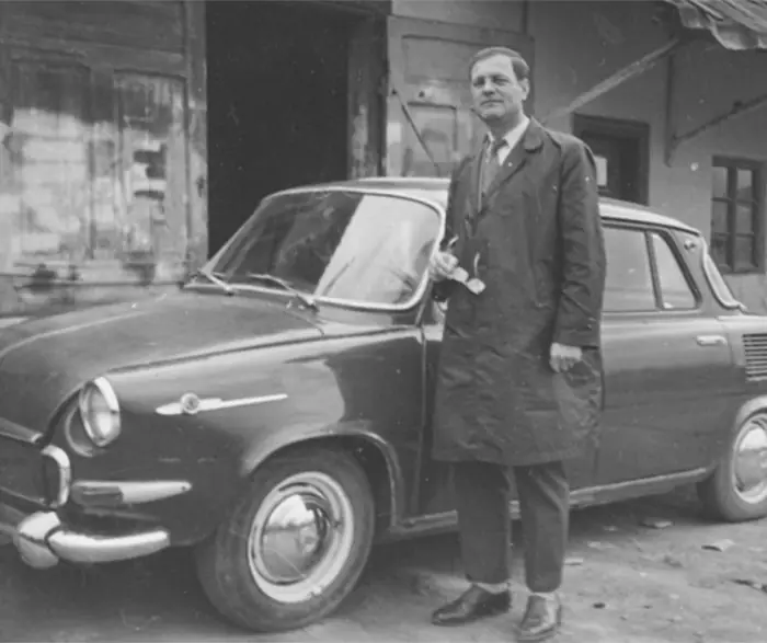 Ion Toderaș alături de un autoturism de epocă
