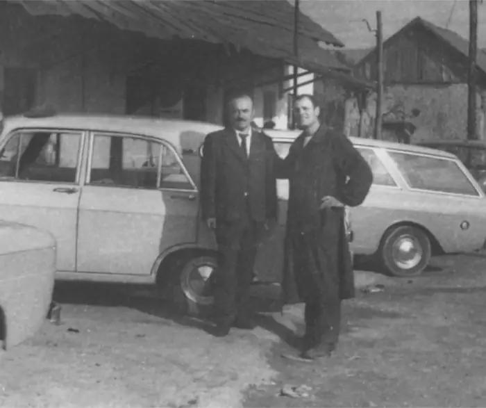 Fondatorii atelierului alături de mașinile clienților