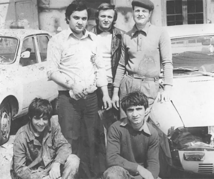 Grup de tineri mecanici ai atelierului
